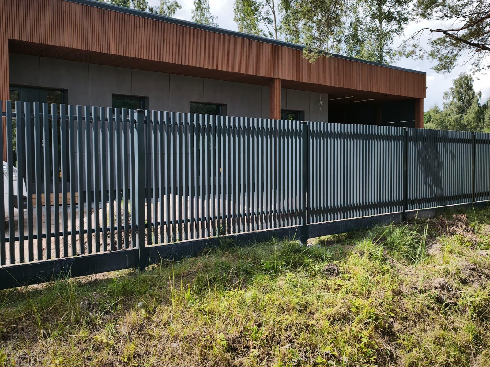 Vertikālo profilu metāla žogs privātmājai